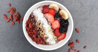 zdravá snídaně v podobě jogurtu s jahody, banáném a ostružinami