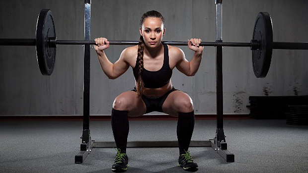 Fitness dívka, co dřepuje