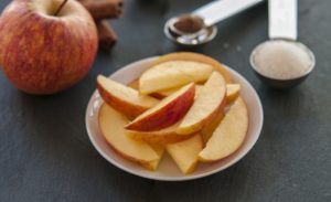 rozkrojené jablko zdroj antioxidantů