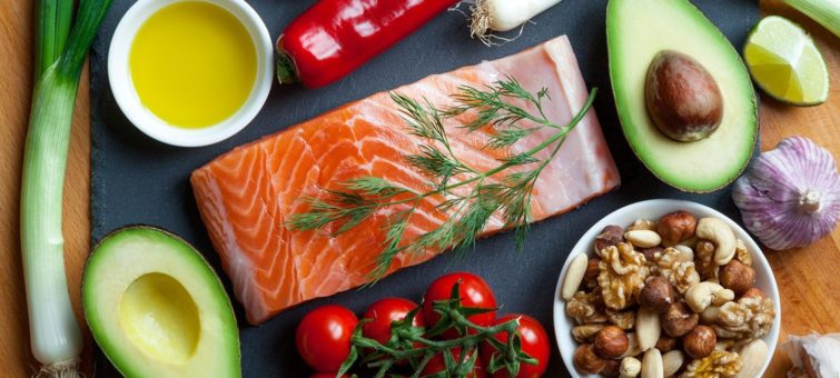 paleo dieta - vzorový jídelníček (avokádo, losos, ořechy, rajčata, paprika, česnek)