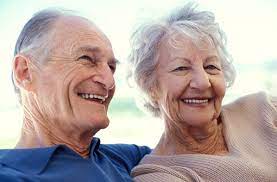 smějící se starší muž a žena s vrásky