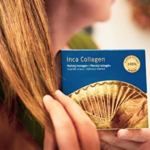 Žena s vyživenými vlasy drží bioaktivní balení mořského kolagenu Inca collagen