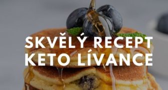 recept na keto lívance s borůvkami a javorovým sirupem