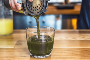 Rozmíchaný kratom v prášku ve vodě