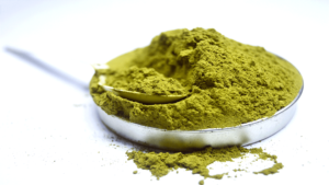 směs kratomu v prášku