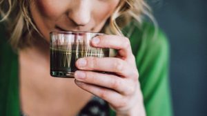 žena která pije kratom