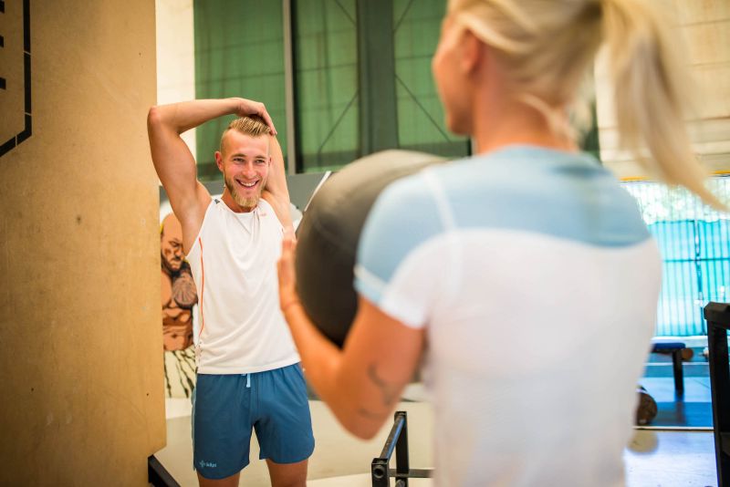 žena a muž ve fitness centru