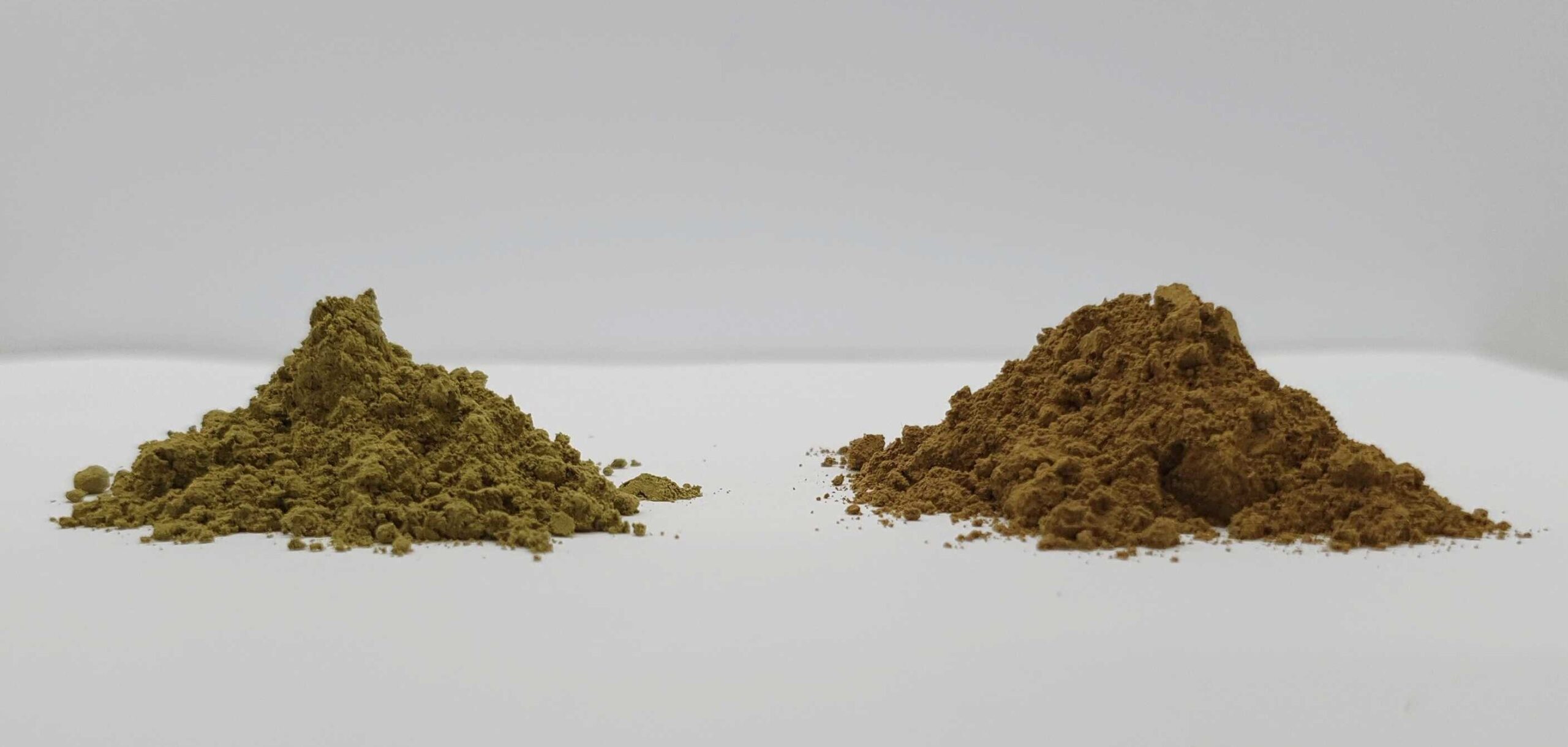 porovnání zeleného a bílého kratomu