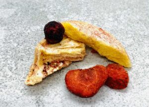 sušené ovoce, sušený ananas, sušené borůvky a sušená jahoda